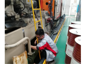 我司工程师在800T注塑机清理油柜